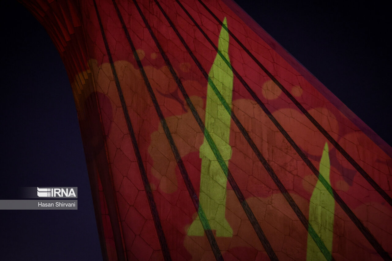 نورپردازی برج آزادی در حمایت از حمله موشکی و پهپادی به اسرائیل