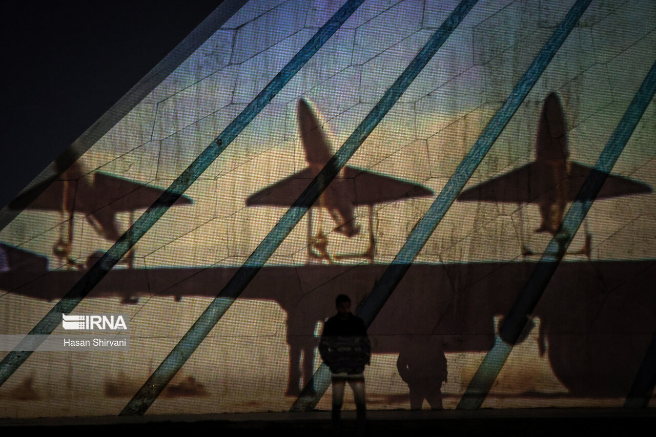 نورپردازی برج آزادی در حمایت از حمله موشکی و پهپادی به اسرائیل