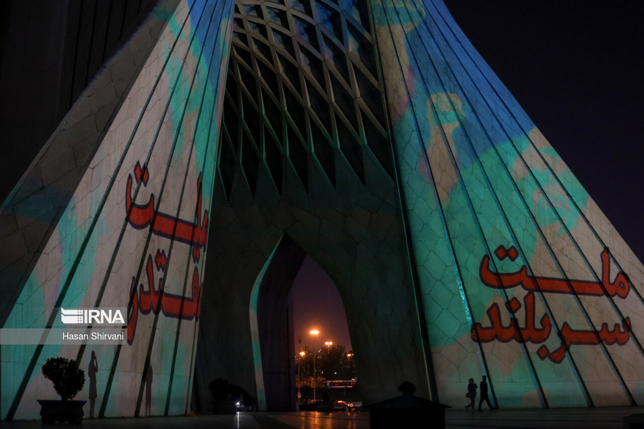 نورپردازی برج آزادی در حمایت از حمله موشکی و پهپادی به اسرائیل