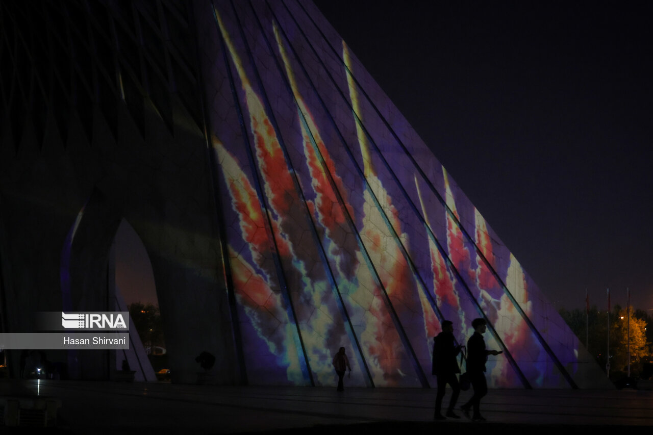 نورپردازی برج آزادی در حمایت از حمله موشکی و پهپادی به اسرائیل