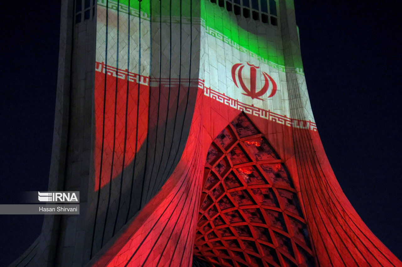 نورپردازی برج آزادی در حمایت از حمله موشکی و پهپادی به اسرائیل