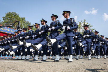 Desfile militar en Teherán con motivo del Día Nacional del Ejército