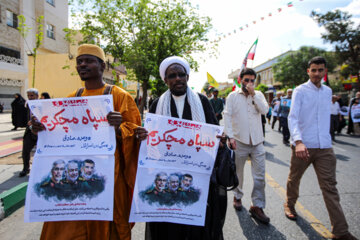 راهپیمایی نمازگزاران قمی در حمایت از اجرای عملیات «وعده صادق»