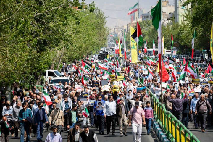 راهپیمایی نمازگزاران تهرانی در حمایت از عملیات «وعده صادق»