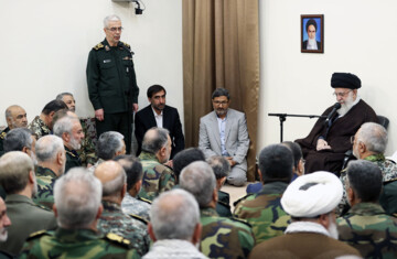 Un groupe de hauts commandants des forces armées de la République islamique d’Iran a rencontré l'Ayatollah Khamenei, le Guide suprême de la Révolution islamique, ce dimanche 21 avril 2024 à midi. (Photo : site d’information du Leader : https://khamenei.ir/