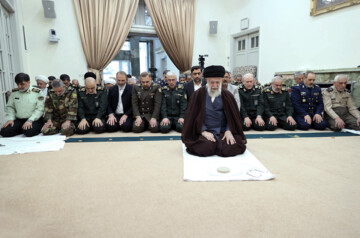 Un groupe de hauts commandants des forces armées de la République islamique d’Iran a rencontré l'Ayatollah Khamenei, le Guide suprême de la Révolution islamique, ce dimanche 21 avril 2024 à midi. (Photo : site d’information du Leader : https://khamenei.ir/