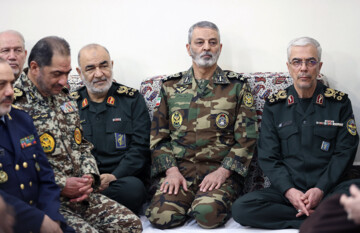 L'ayatollah Khamenei a reçu les commandants des Forces armée de la République islamique d'Iran