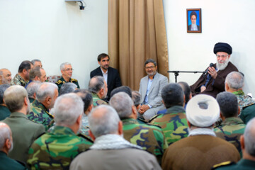 Un groupe des commandants des forces armées de la RII reçu par le Leader de la Révolution