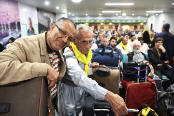 اعزام نخستین گروه از زائران عمره به عربستان