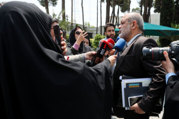احمد وحیدی، وزیر کشور  پس از جلسه هیات دولت در جمع خبرنگاران- ۵ اردیبهشت ۱۴۰۳