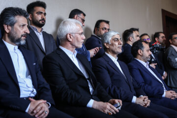 کیومرث هاشمی وزیر وزارت ورزش و جوانان در مراسم امضای قرارداد واگذاری مالکیت باشگاه استقلال و پرسپولیس