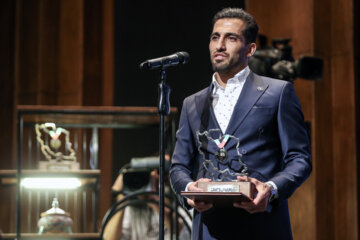 سخنرانی  وحید امیری فوتبالیست بعد از تقدیر و دریافت تندیس در مراسم اختتامیه جشنواره قهرمان ایران