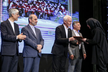شروین اسبقیان، پیمان جبلی رئیس صدا و سیما و کیومرث هاشمی وزیر ورزش و جوانان در مراسم اختتامیه جشنواره قهرمان ایران