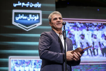 تقدیر از تیم فوتبال ساحلی در مراسم اختتامیه جشنواره قهرمان ایران