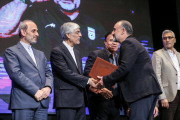 تقدیر از حسین عبدی مربی فوتبال در مراسم اختتامیه جشنواره قهرمان ایران
