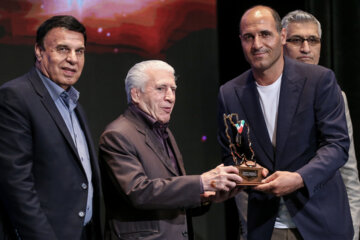 تقدیر از علی نادری، مربی تیم فوتبال ساحلی به عنوان برترین مربی در مراسم اختتامیه جشنواره قهرمان ایران