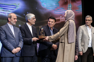 تقدیر از ناهید کیانی، تکواندو کار به عنوان برترین بانوی ورزشکار در مراسم اختتامیه جشنواره قهرمان ایران