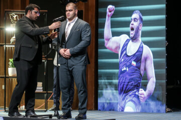 تقدیر از امین میرزازاده، کشتی گیر فرنگی به عنوان برترین آقای ورزشکار در مراسم اختتامیه جشنواره قهرمان ایران