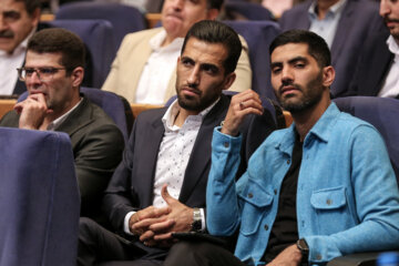 حضور محمد انصاری و وحید امیری فوتبالیست در مراسم اختتامیه جشنواره قهرمان ایران