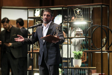 تقدیر از علیرضا دبیر رئیس فدراسیون کشتی به عنوان برترین فدراسیون سال در مراسم اختتامیه جشنواره قهرمان ایران
