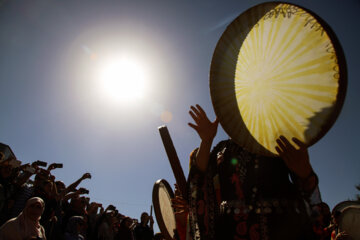 جشنواره نوای رحمت با حضور دف نوازان مرد و زن در میدان آزادی سنندج
