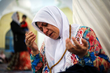 حضور زنی در حال دعا و راز و نیاز با خدا در محل مسجد جامع قبای شهرک بهاران سنندج