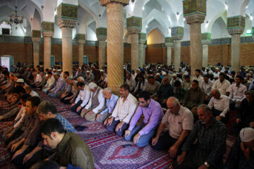 حضور مردم شهر سنندج در مراسم نمازجمعه در مسجد تاریخی ابن شهر( مسجد دارالاحسان)