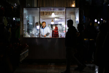 در فصول سرد سال مغازه هایی  مرکز شهر سنندج با فروش چغندر گرم امرار معاش میکنند