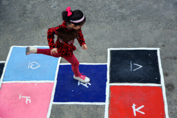 بازی سنتی دختر بچه سنندجی در  دامنه کوه آبیدر 