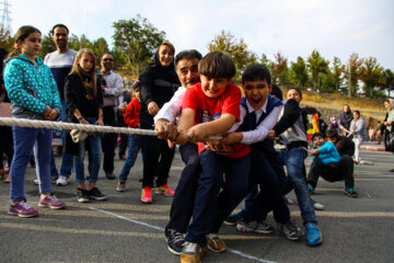مسابقه طناب کشی در یک مراسم کودکانه در پارک ۲۸ در  دامنه کوه آبیدر سنندج