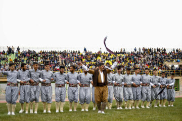 هه ڶپه رکی با لباس یکدست کۆردی در برگزاری مراسم نوروز با حضور هزاران نفری در ورزشگاه  گۏلان سنندج