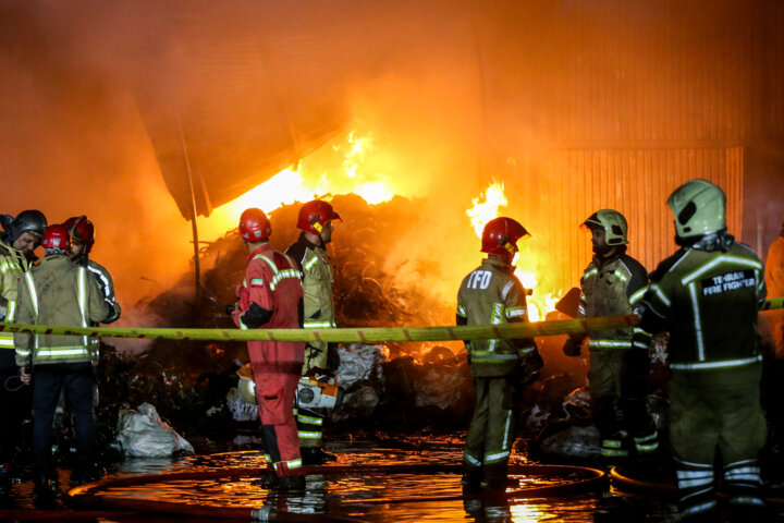 آتش سوزی انبار لاستیک در جنوب تهران