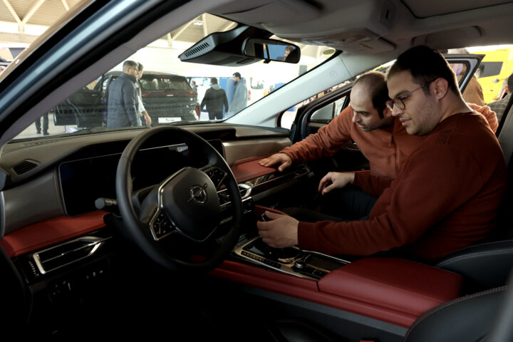 بلاتکلیفی خریداران خودرو/ علت خلف وعده خودروسازان چیست؟