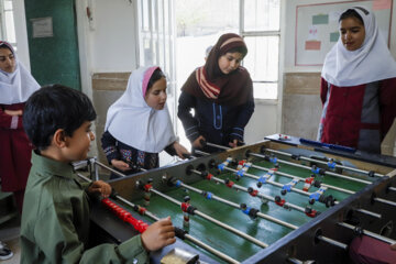 شاگردان مدرسه بیاتان سوخته ، زنگ ورزش مشغول بازی در مدرسه هستند.