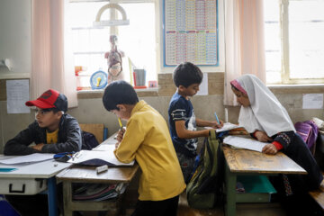 دانش آموزان پایه‌های مختلف مدرسه بیاتان سوخته، مشغول انجام تکالیف خود هستند.