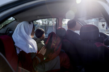 مراد الهیاری منتظر رسیدن دو نفر از دانش آموزان خود در روستای قمارخان است.