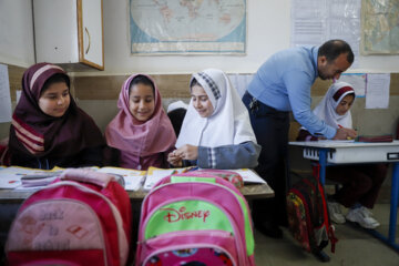 مراد الهیاری معلم چندپایه است و به تک تک دانش آموزان بصورت جداگانه آموزش می‌دهد.