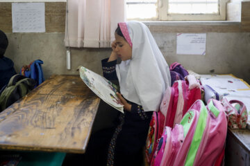 مهرسانا دانش آموز پایه دوم دبستان مدرسه بیاتان سوخته، کتاب فارسی را روخوانی می‌کند.