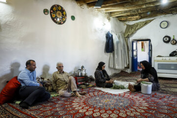 مراد اللهیاری؛ معلم روستای بیاتان سوخته