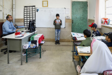 مراد الهیاری معلم چندپایه مدرسه بیاتان سوخته است. 