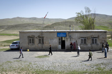 مراد اللهیاری؛ معلم روستای بیاتان سوخته