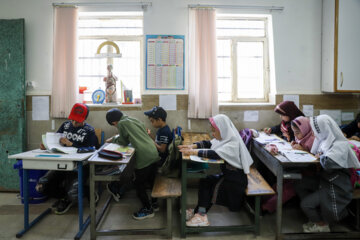 شاگردان پایه‌های مختلف مدرسه بیاتان سوخته، مشغول انجام تکالیف خود هستند.