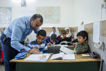 آقای الهیاری معلم چندپایه است و به تک تک دانش آموزان بصورت جداگانه آموزش می‌دهد.