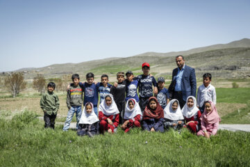 معلم و دانش آموزان مدرسه روستای بیاتان سوخته