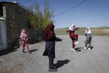 شاگردان مدرسه بیاتان سوخته ، زنگ تفریح مشغول بازی در محوطه مدرسه هستند.