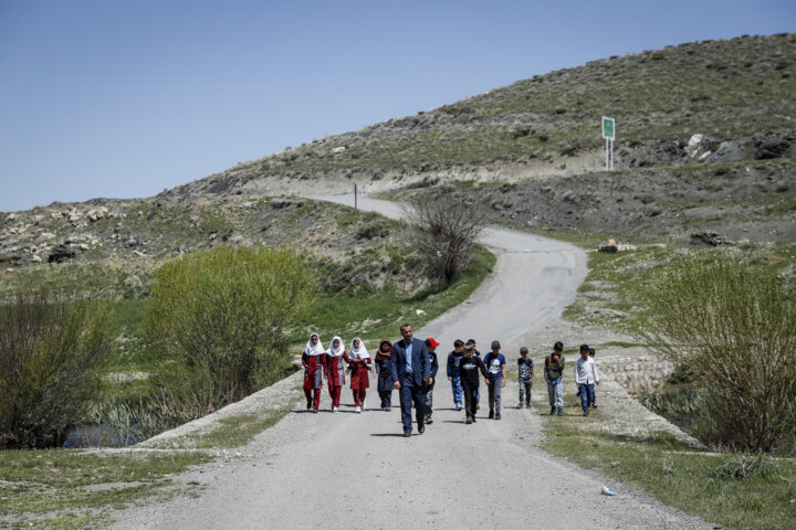 معلم و بچه های روستای بیاتان سوخته