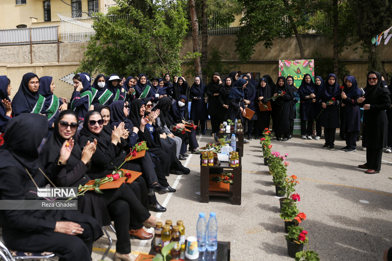 ۹۳ نفر از معلمان منتخب و شایسته قشم تجلیل شدند