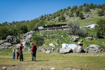 آقای فاضلی معلم روستای کیکاووس برای حضور دانش آموزان در کلاس آنها را همراهی می کند.