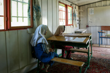 ناهید و زینب دانش آموزان پایه ی سوم و چهارم مشغول تحصیل در یکی از کوچکترین مدارس دنیا روستای کیکاووس هستند.