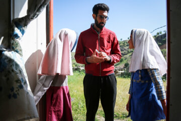 آقای فاضلی معلم روستا در حال تدریس به ناهید و زینب تنها دانش آموزان پایه ی سوم و چهارم روستای کیکاووس است